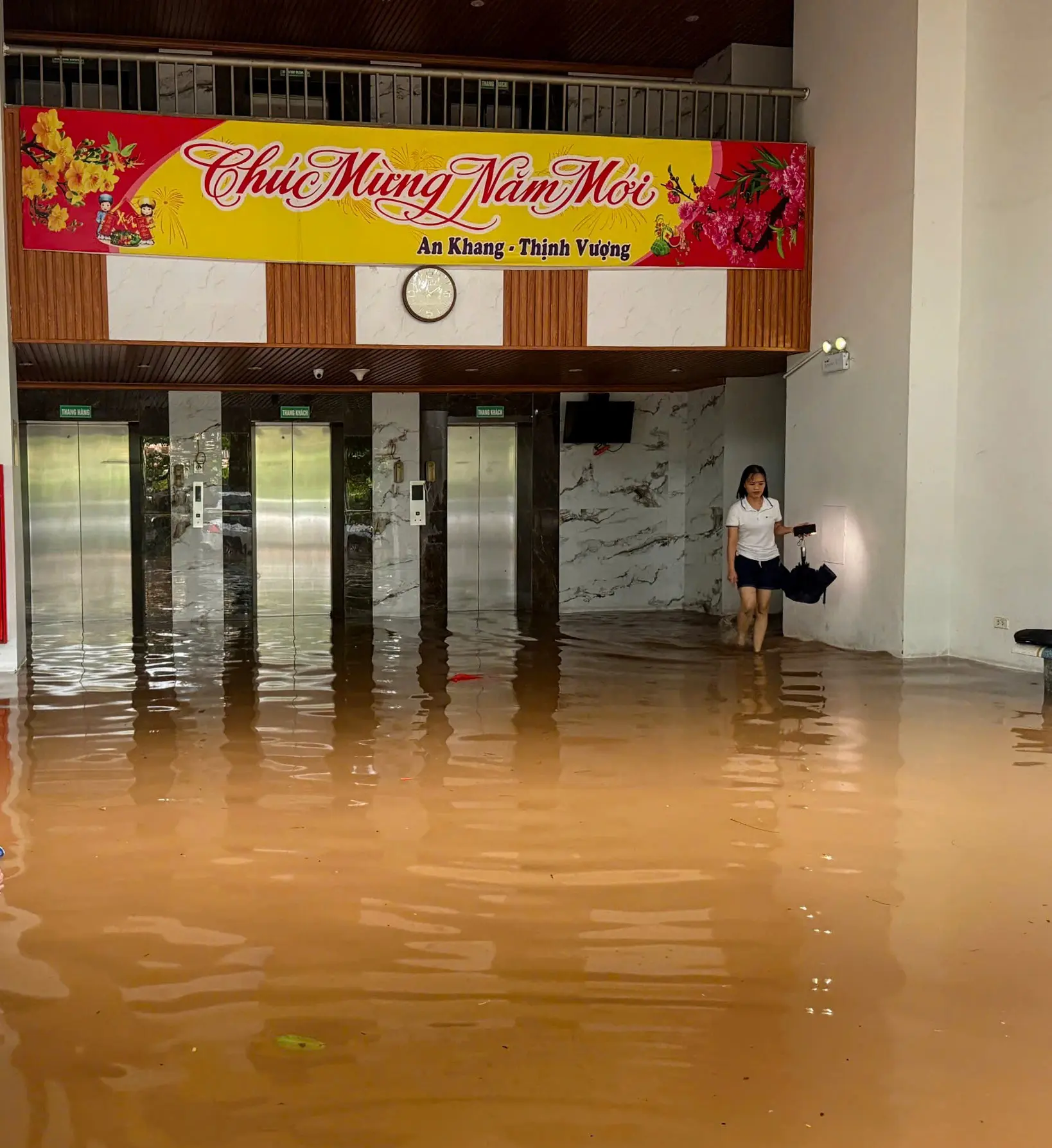 SỬ DỤNG THANG MÁY MÙA MƯA BÃO